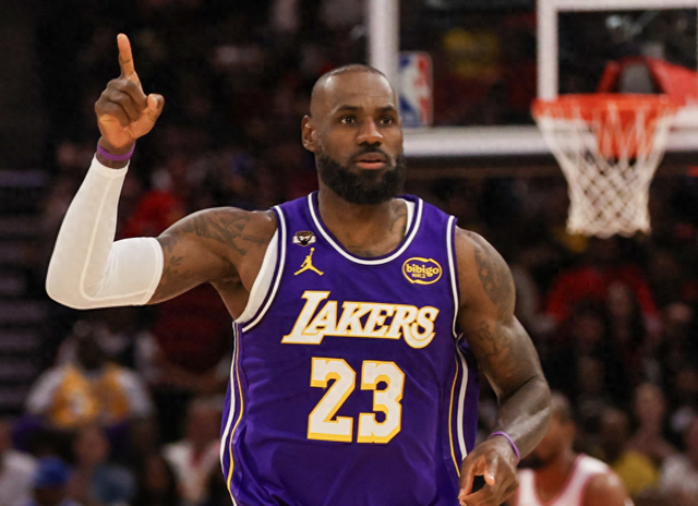 41岁再写NBA历史新篇章：詹